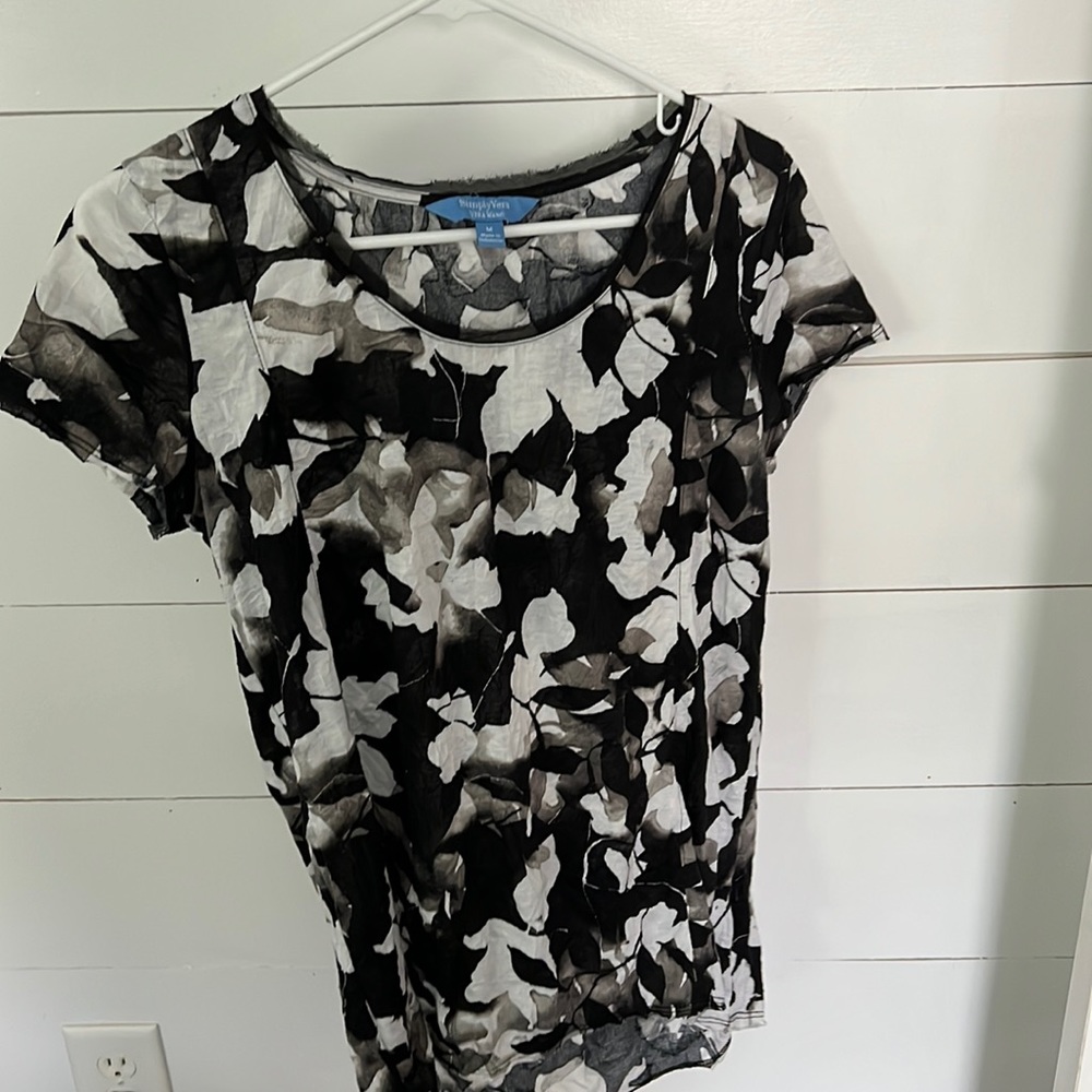 Vera Wang medium dressy tshirt